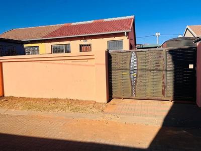 House For Rent in Fleurhof, Roodepoort