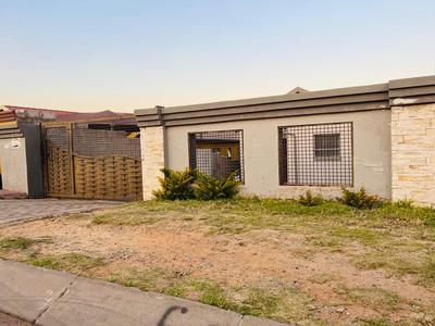 House For Sale in Fleurhof, Roodepoort
