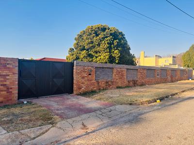 Smallholding  For Rent in Florida, Roodepoort
