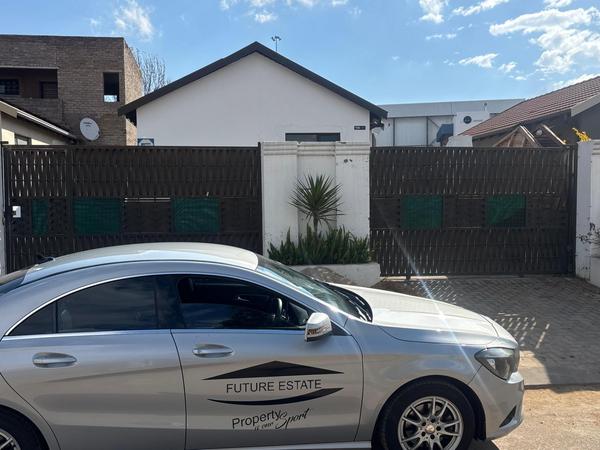 House For Rent in Fleurhof, Roodepoort